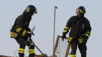 Brucia la caldaia In fiamme il tetto di due abitazioni