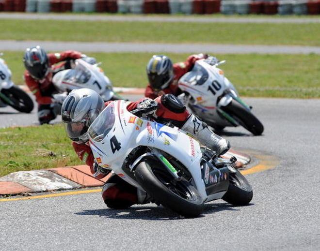 Manuel sale sulla moto di Simoncelli 