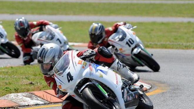 Manuel sale sulla moto di Simoncelli