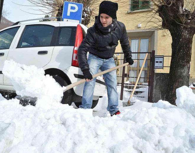 Studenti con guanti e pala per le strade a fare pulizia 