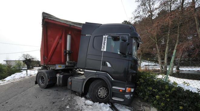 Quell’automobile rimasta in bilico, dopo l’urto, sul guard-rail