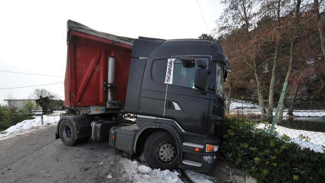 Quell’automobile rimasta in bilico, dopo l’urto, sul guard-rail