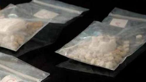 Minaccia la mamma per comprarsi la droga