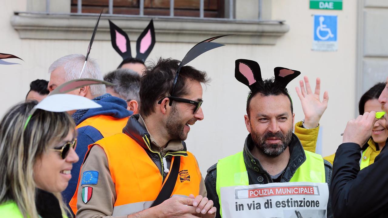 I vigili urbani la buttano sull’ironia: «Siamo pochi, non siamo ciuchi»