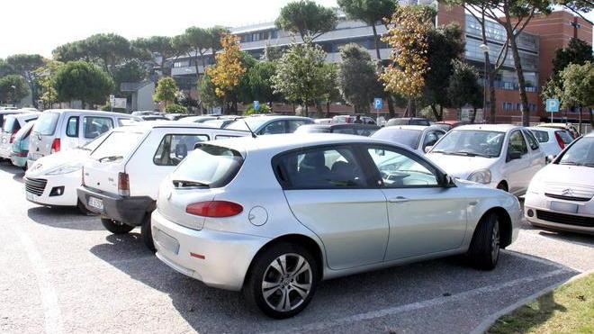Sosta all’ospedale ancora polemiche «Pagare è ingiusto»