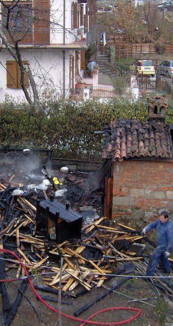 A fuoco un capanno e un’abitazione Salvate due donne 
