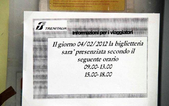 «Nessuno ci ha aiutati sui binari», esplode la rabbia dei viaggiatori 