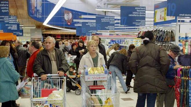 Madre porta a rubare il figlio alla Coop