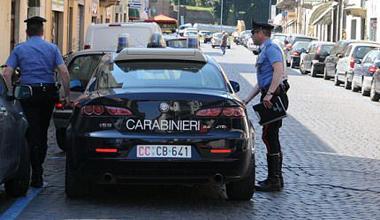 Rapinano l’incasso di un bar e scappano con 4mila euro 