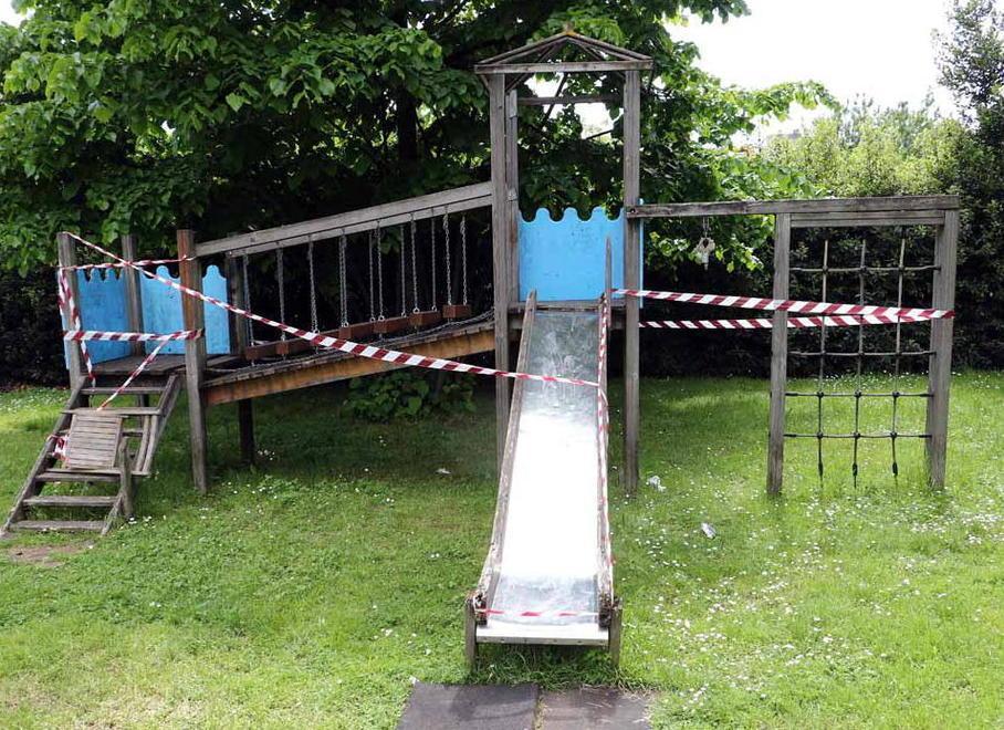 Massa, bambino si fa male al parco giochi la rabbia dei residenti: serve sicurezza 