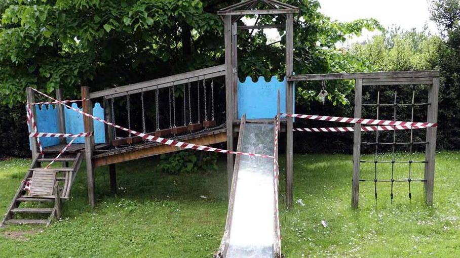 Massa, bambino si fa male al parco giochi la rabbia dei residenti: serve sicurezza