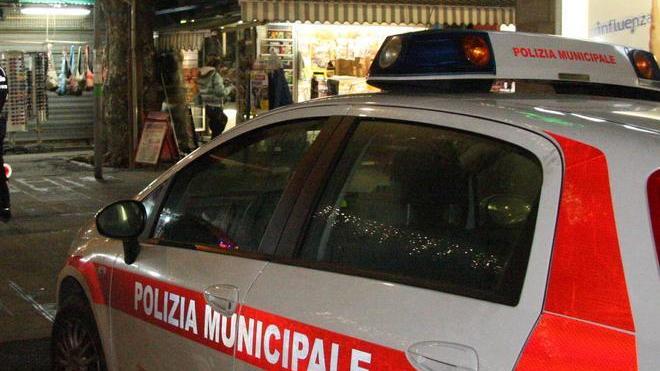 Prende a picconate la cabina Enel