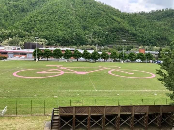 La bicicletta rosa disegnata sul campo sportivo di Usella