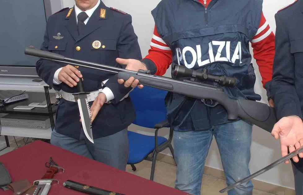Diciassettenne spara sulle auto in corsa: un ferito 