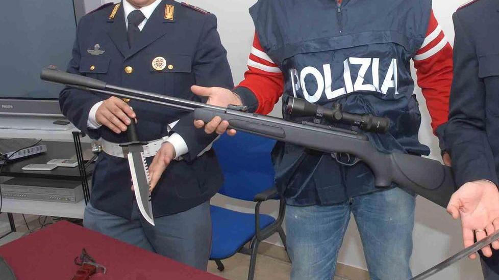 Diciassettenne spara sulle auto in corsa: un ferito