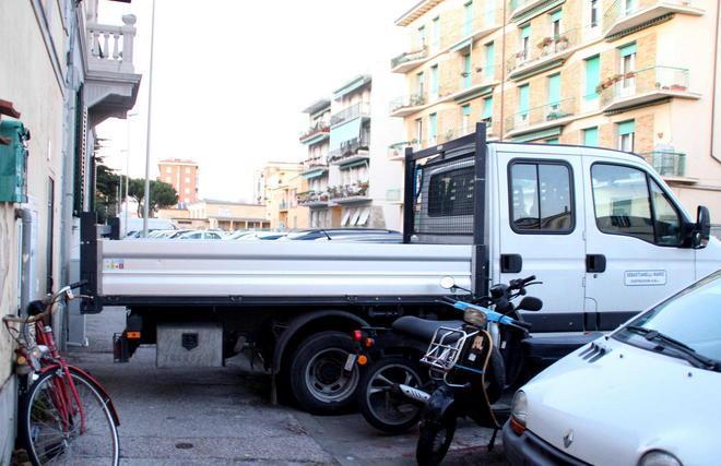 Furgone parcheggiato... sul marciapiede