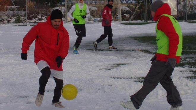 Calcetto, risate e pallate di neve poi per tutti è “terzo tempo”