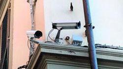 Vandali sfasciano un’auto sotto le telecamere spente