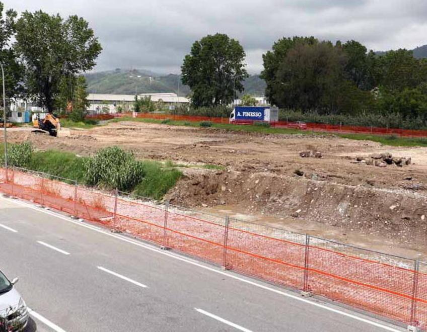 Sono iniziati i lavori per il parcheggio Tir. Ma in 700 dicono: «Inquina, spostatelo» 