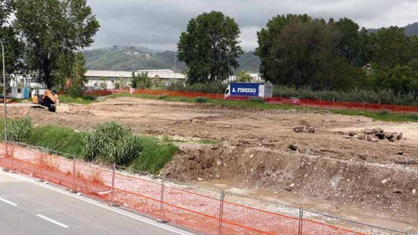 Sono iniziati i lavori per il parcheggio Tir. Ma in 700 dicono: «Inquina, spostatelo»
