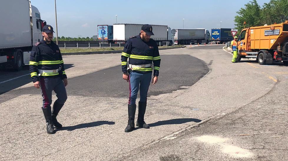 L’omicidio in A1 a Castelfranco resta un giallo: si cercano indizi nei video 