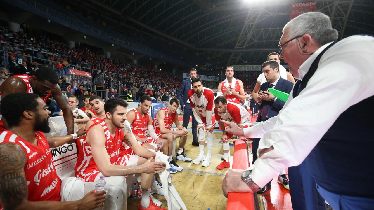 La Grissin Bon durante un time out a Pesaro