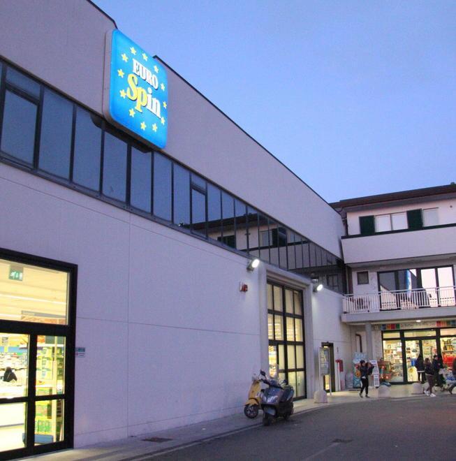 Colpo da 1600 euro al supermercato: presi 