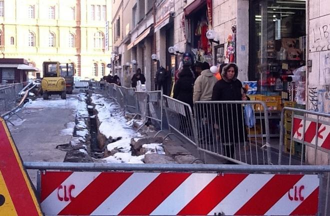 Lavori infiniti in via del Cardinale e gli affari calano