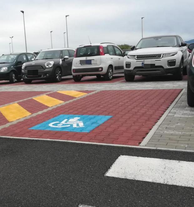 Parcheggi per disabili riparati dalla pioggia: l'Asl valuta la proposta 
