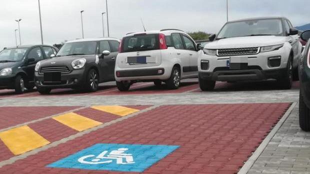 Parcheggi per disabili riparati dalla pioggia: l'Asl valuta la proposta