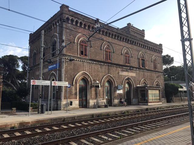 Vuota e dimenticata, c'era una volta la stazione