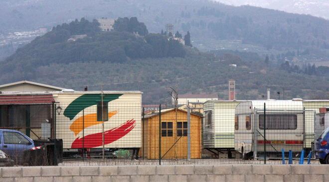 «Abusi al campo nomadi e il Comune li tollera» 