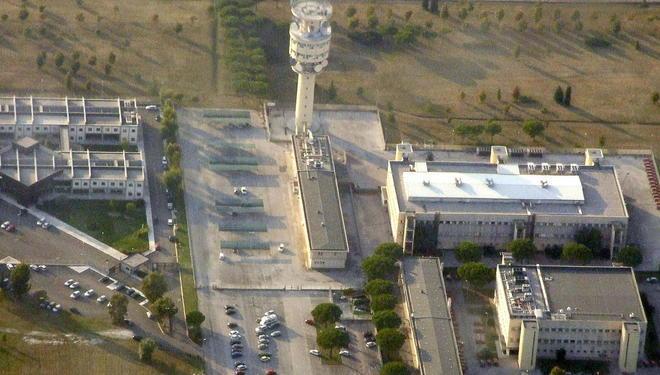 In coma tecnico della Telecom precipitato da una scala interna 