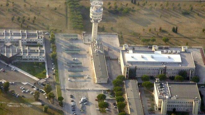 In coma tecnico della Telecom precipitato da una scala interna