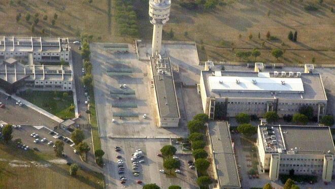 In coma tecnico della Telecom precipitato da una scala interna 