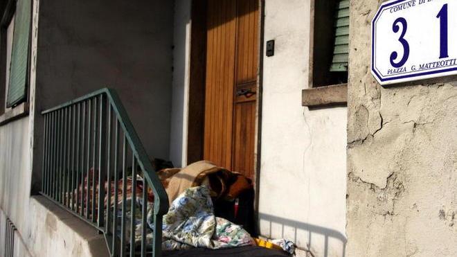 Clochard al freddo in piazza Matteotti