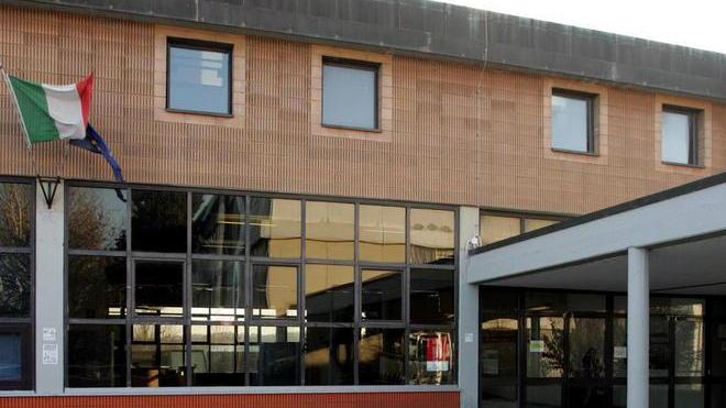 L’acqua a scuola grazie all’autobotte ma restano i disagi
