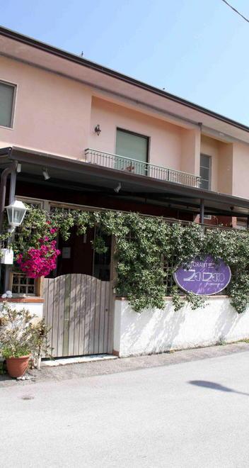 Il caso dello Zenzero Il locale resta chiuso e i titolari protestano 