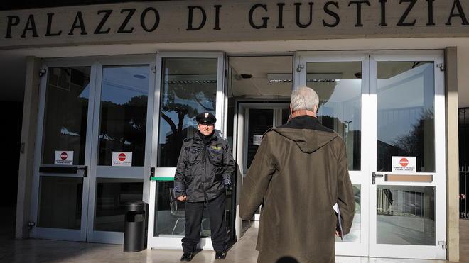 Carezze proibite ai nipoti Patteggia cinquantenne
