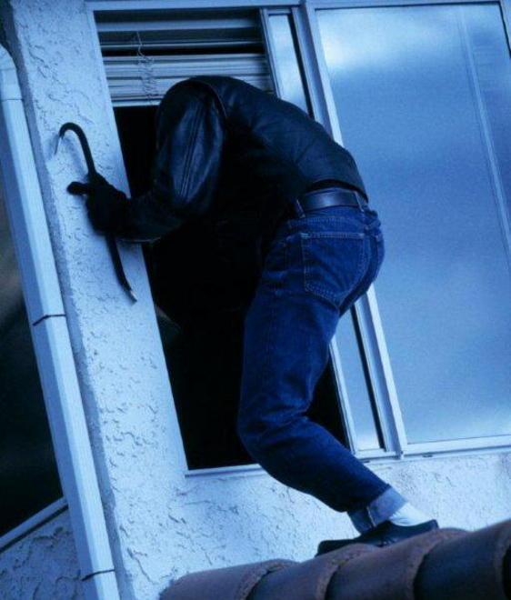 Ladri in azione di notte, rubate le auto sotto casa 