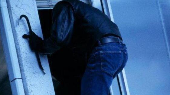 Ladri in azione di notte, rubate le auto sotto casa
