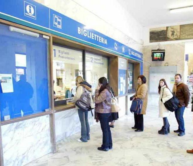 Treni, aumenta il biglietto La protesta dei pendolari 