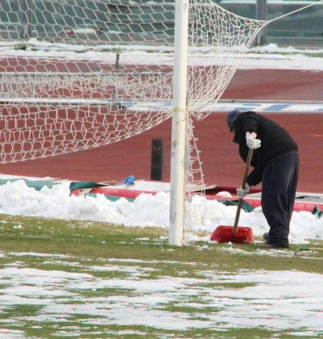 E allo stadio si spala la neve