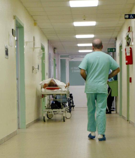 Ammoniaca nella bottiglia beve e finisce all’ospedale 