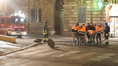 Fumo dall'asfalto in piazza Attias Riaperto il traffico nella zona