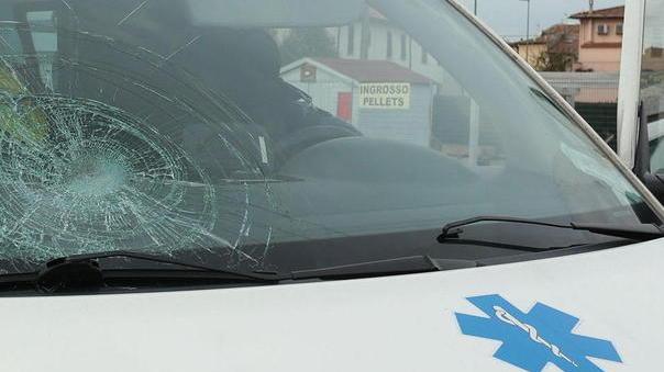 Auto contro motocicletta un ferito in ospedale