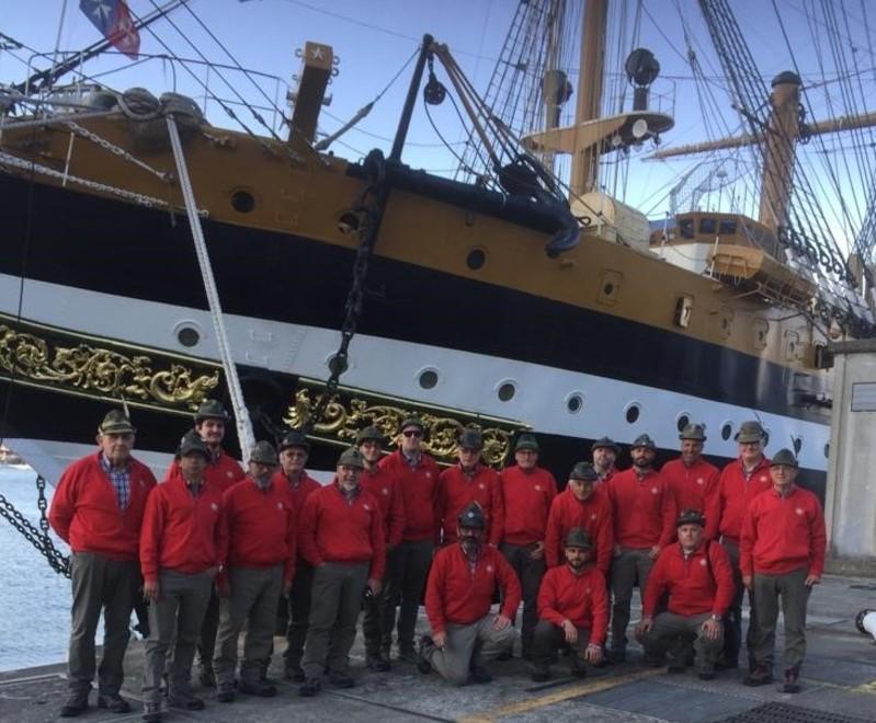 Il coro Sillara canta sulla Vespucci
