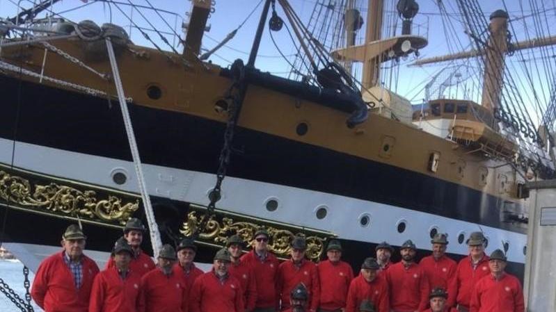 Il coro Sillara canta sulla Vespucci