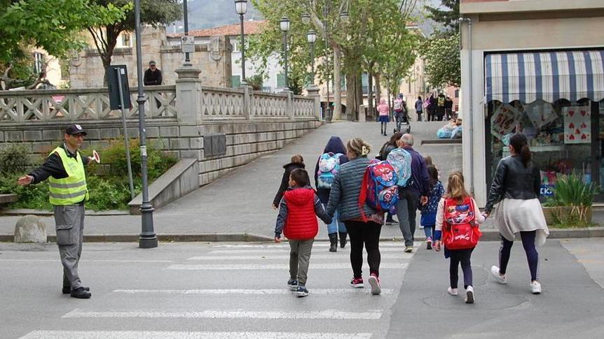 Guardie giurate davanti alle scuole Il caso in consiglio