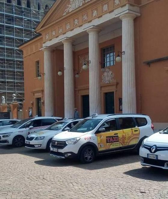 La protesta dei tassisti “Cotamo” «I nostri concorrenti non sono leali»